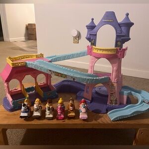 Little People Disney Klip Klop Castle Stable with 6 princesses.